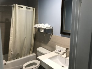 Empire Inn LAX - Bathroom with Upgraded Amenities